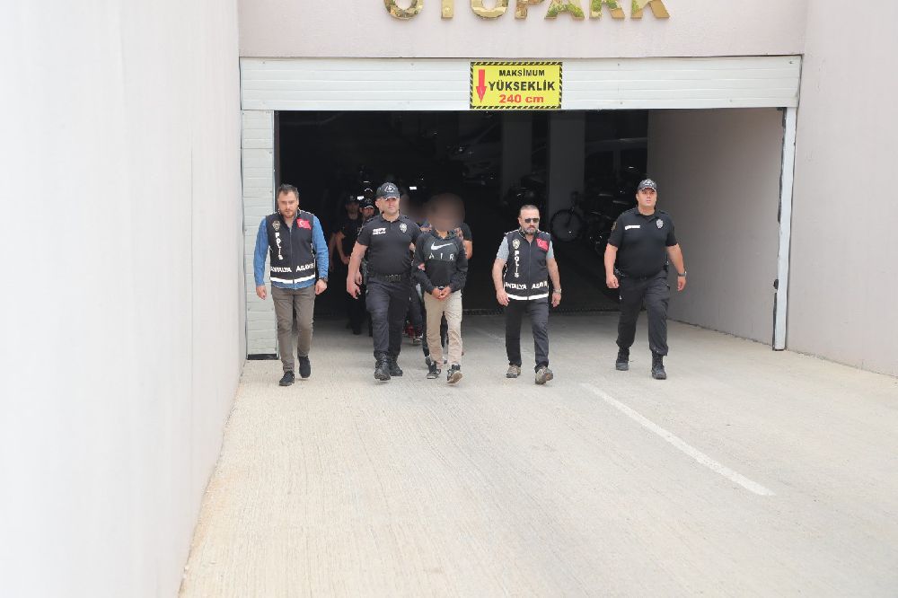 Antalya'da polis 60 firariyi enseledi