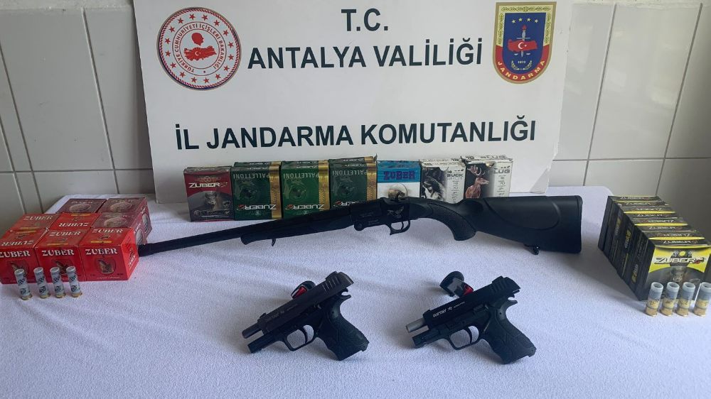 Antalya'da ruhsatsız silah ele geçirildi