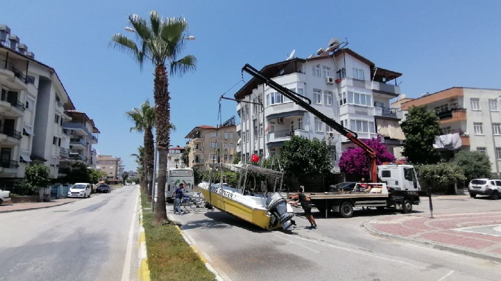 Antalya'da tekne kazası yolu kapattı