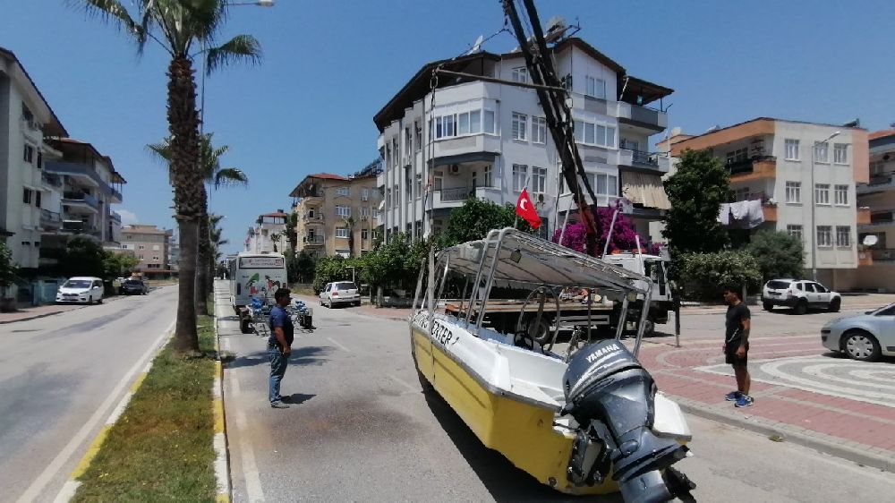 Antalya'da tekne kazası yolu kapattı