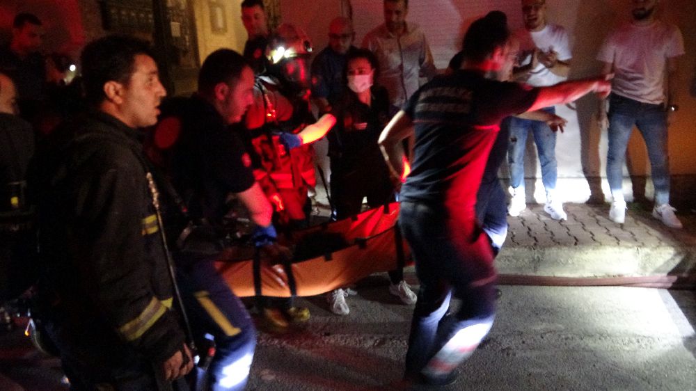 Antalya'da yangında mahsur kalan genç böyle kurtarıldı