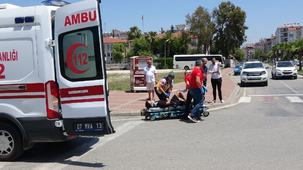 Antalya kaza 1 yaralı motosikletle çarpıştı