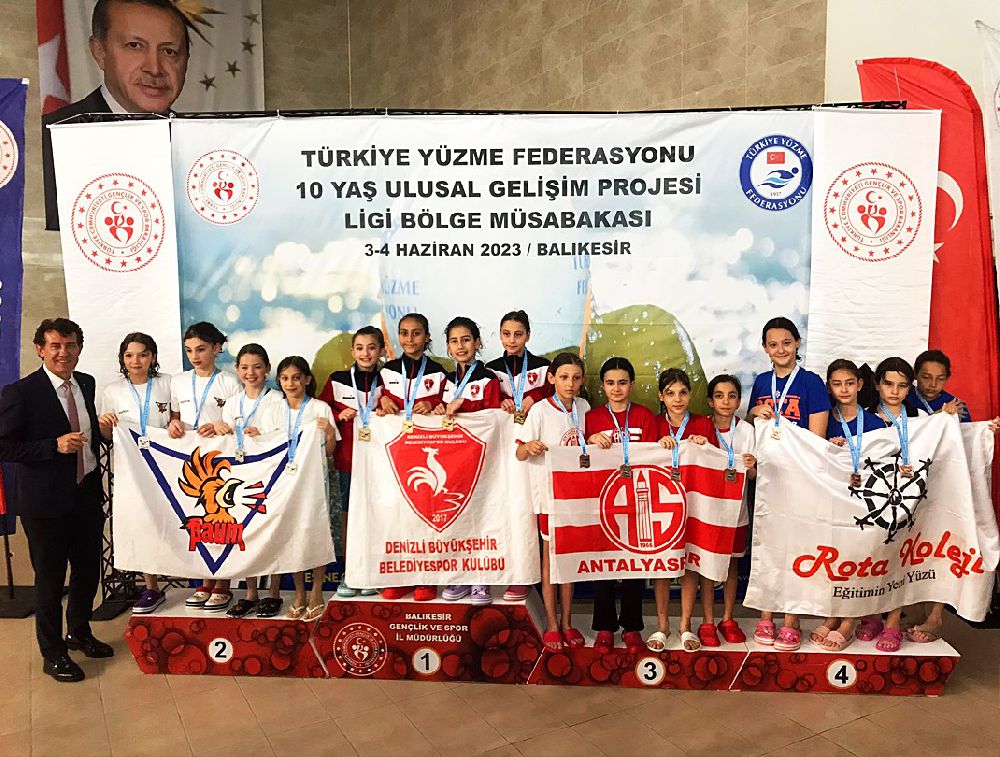 Antalyaspor'un minik kulaçları ilk ulusal yarışta kürsüye uzandı