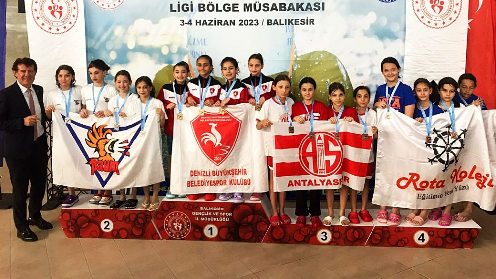 Antalyaspor'un minik kulaçları ilk ulusal yarışta kürsüye uzandı