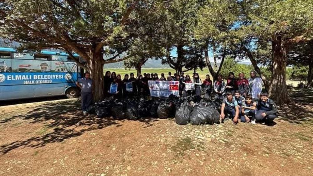 Elmalı'da Öğrenciler  Avlan Gölü ve çevresindeki mesirelik alanda çevre temizliği yaptı