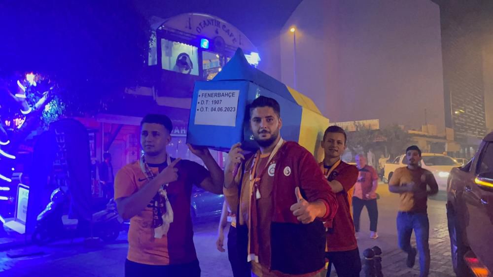 Galatasaraylı taraftarlar Fenerbahçe'nin temsili tabutunu kaldırdı