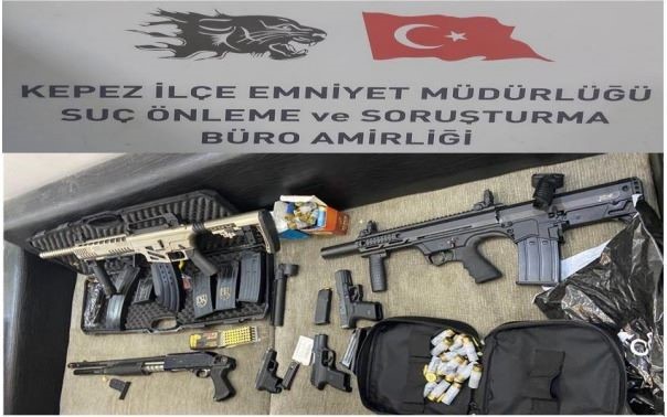 Kesinleşmiş hapis cezası bulunan 2 firari Antalya'da yakalandı