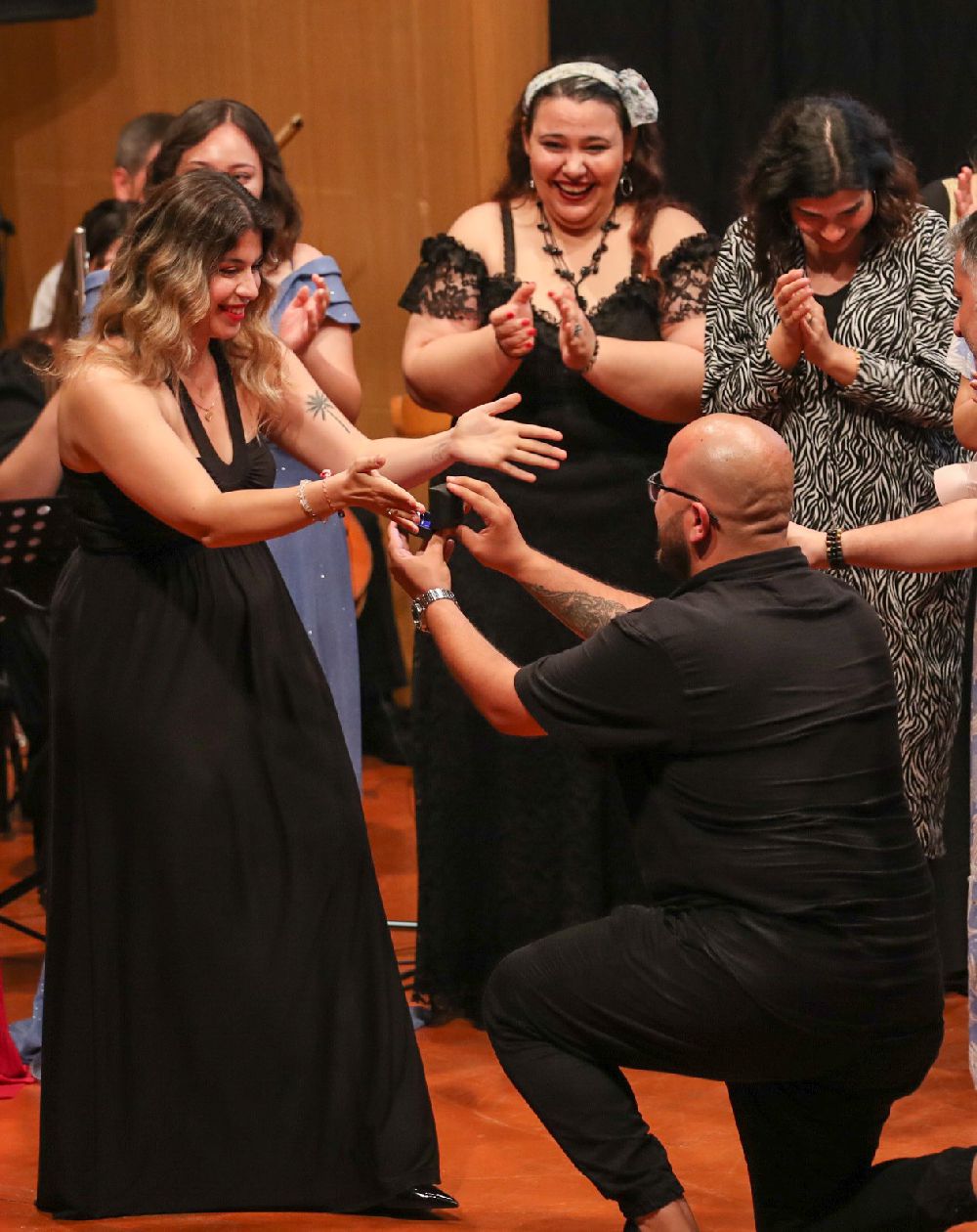 Konserde orkestrada yer alan müzik öğretmenine sürpriz evlilik teklifi