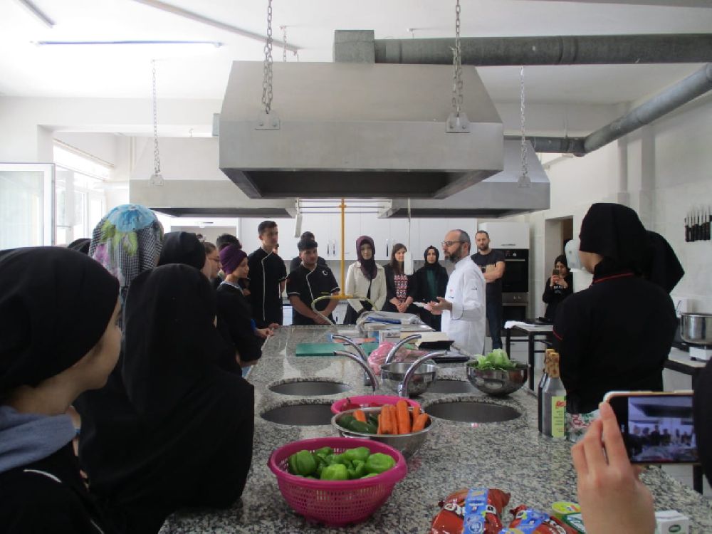 MAKÜ Aşçılık Programından Emekevler Lisesi Öğrencilerine Suşi Eğitimi