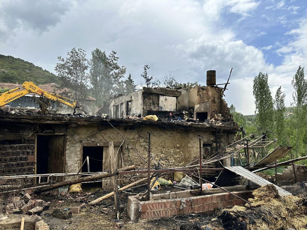Milletvekili Mustafa Oğuz'dan evi yanan aileye geçmiş olsun ziyareti
