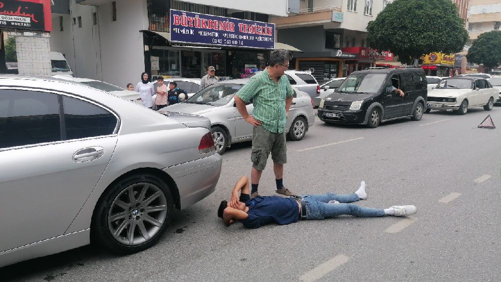 Tesadüfen geçiyordu Antalya'da yaralanan sürücüye ilk müdahaleyi o yaptı