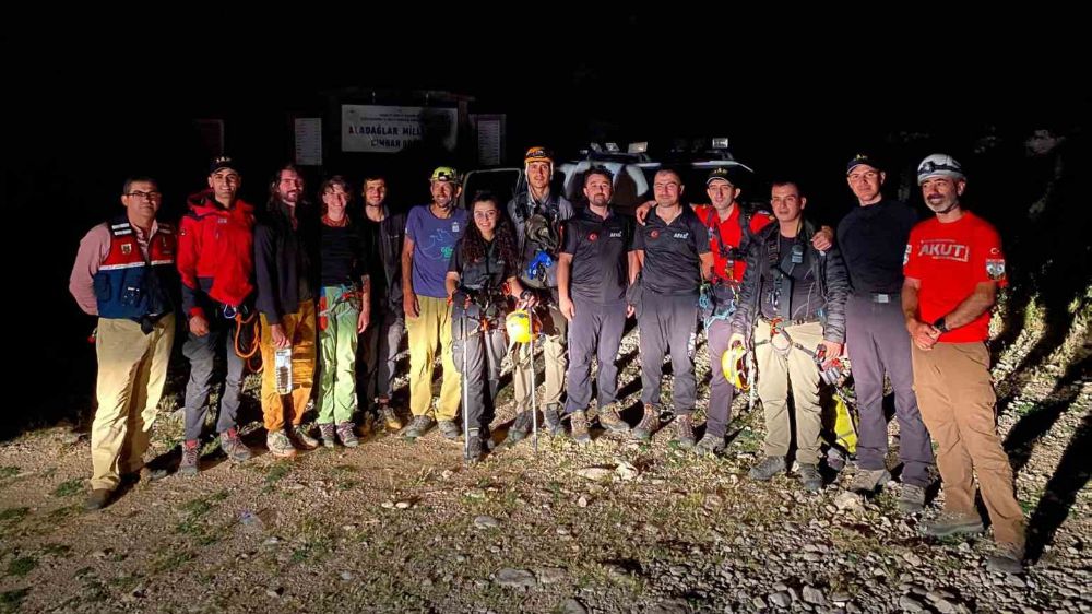 200 metre kayalıklarda mahsur kalan Alman dağcılar kurtarıldı