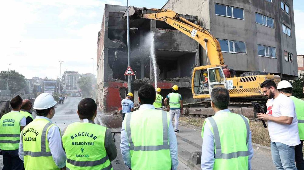 33 Yıllık bina kentsel dönüşüm için yıkıldı