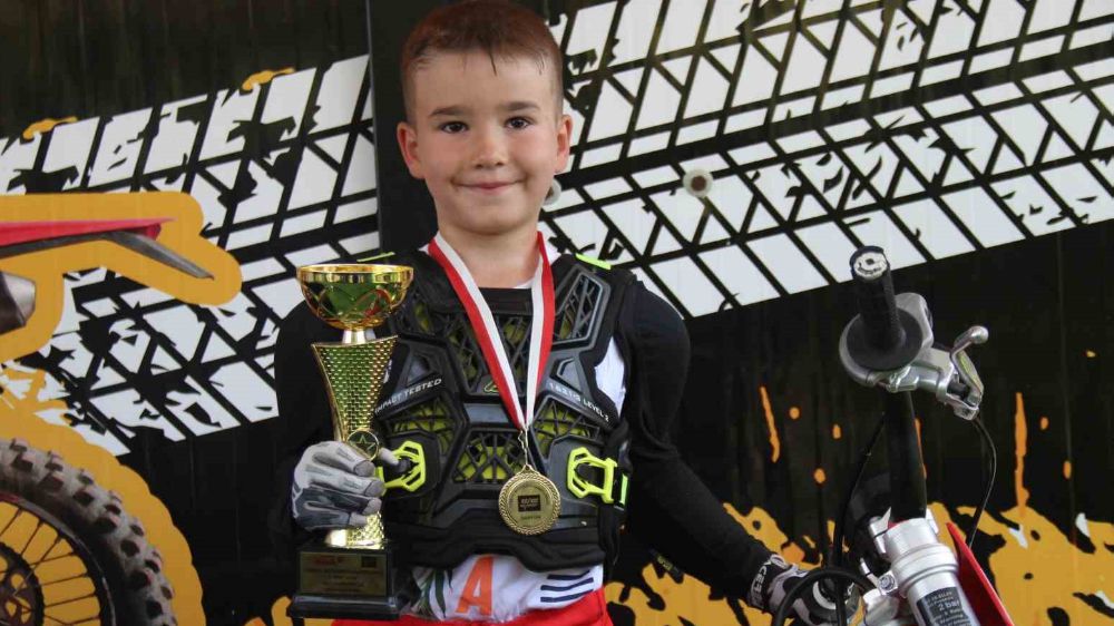 7 yaşındaki Ahmet  Türkiye ikincisi oldu 
