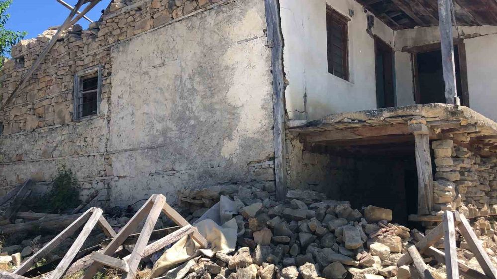 Adana depremi bu köye ağır hasar verdi