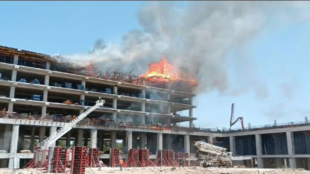 Alev alev yanan otel inşaatında devreye helikopter girdi