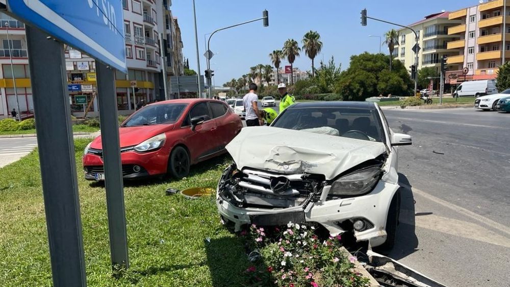 Antalya'da otomobil kazası: 2’si çocuk 4 kişi yaralandı