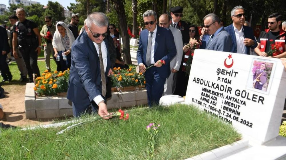 Antalya'da şehitler mezarı başında anıldı