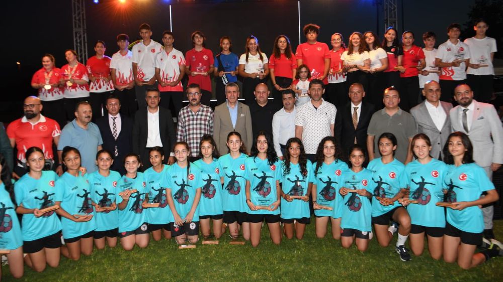 Antalya’nın altın çocukları ödüllendirildi ödülleri Vali Vekili Yalçın Sezgin verdi