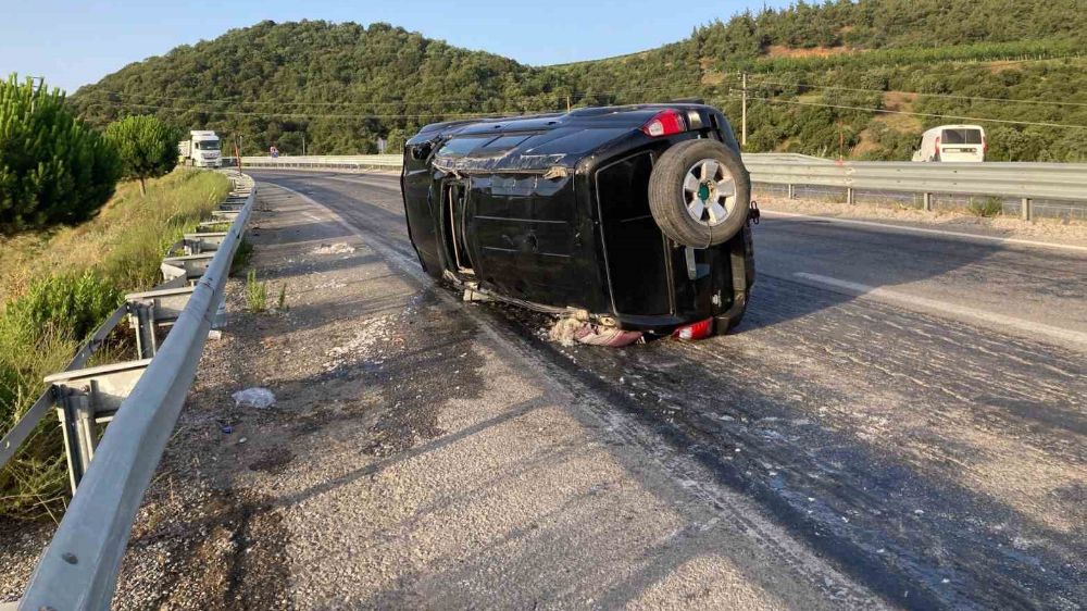 Bariyerlere çarpıp takla attı