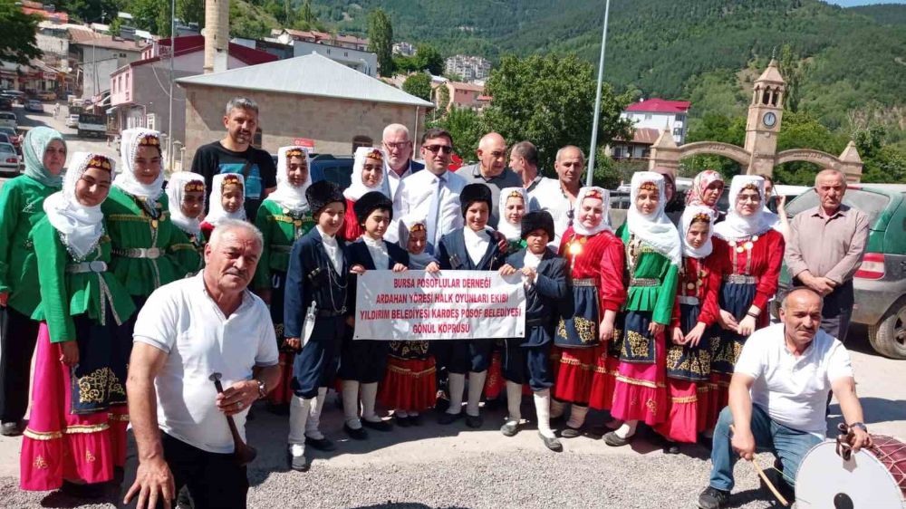  Belediye binası önünde kol kola halay çeken vatandaşlar'dan  renkli görüntüler 