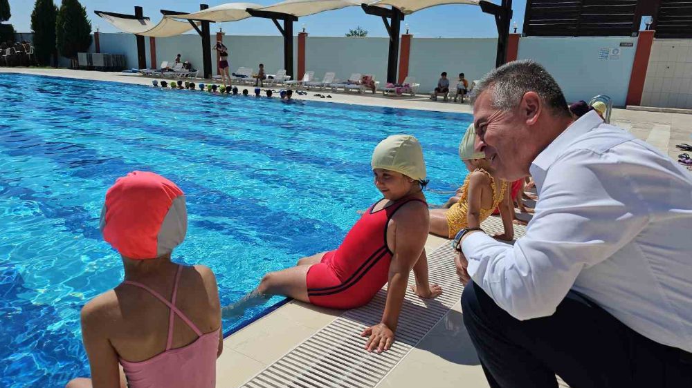 Buharkent’te yüzme havuzunda dersler devam ediyor.