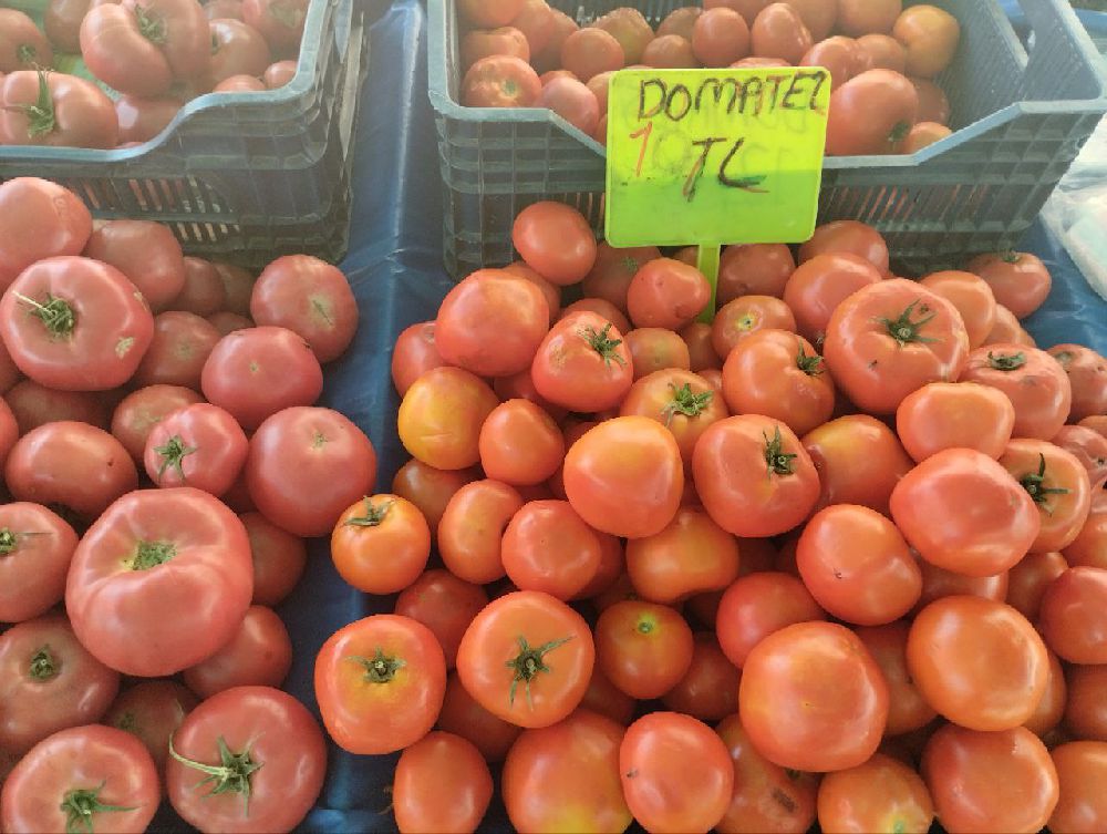 Burdur halk pazarında domatesin fiyatı dikkatleri çekti