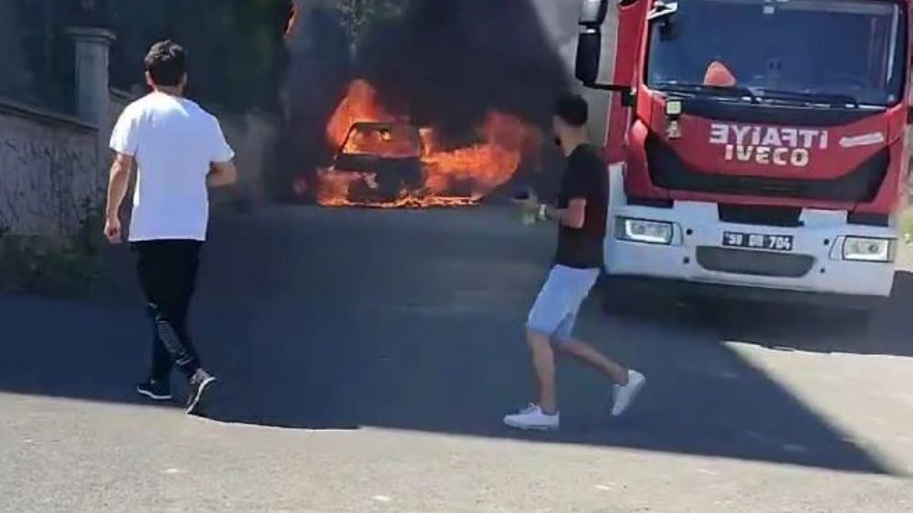 Çorlu'da seyir halindeki araç alev alev yandı