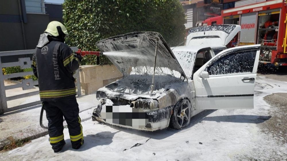 Denizli' de Araba Alev Alev Yandı 