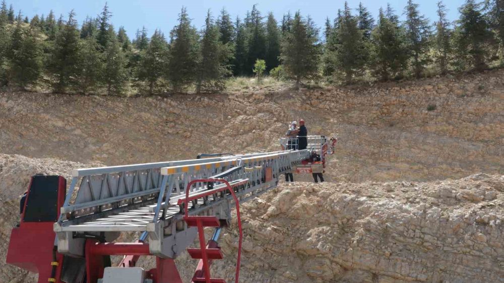 Depreme yakalandı, kayalıklardan düştü