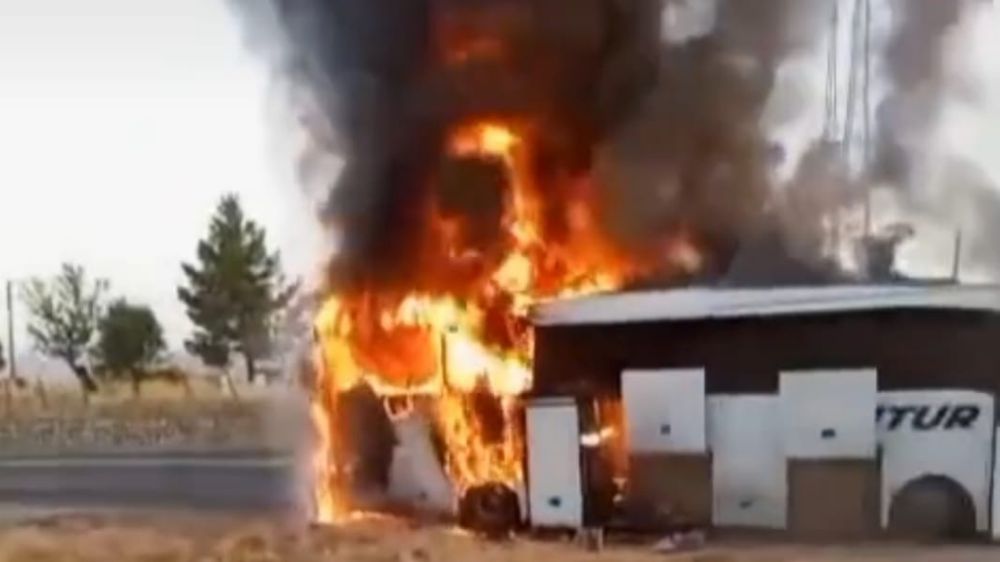 Diyarbakır'da yolcu otobüsü cayır cayır yandı