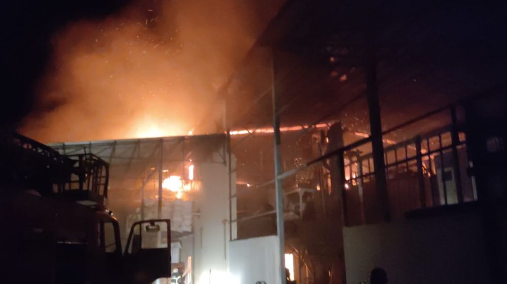 Düzce'de Fındık fabrikası alev alev yandı