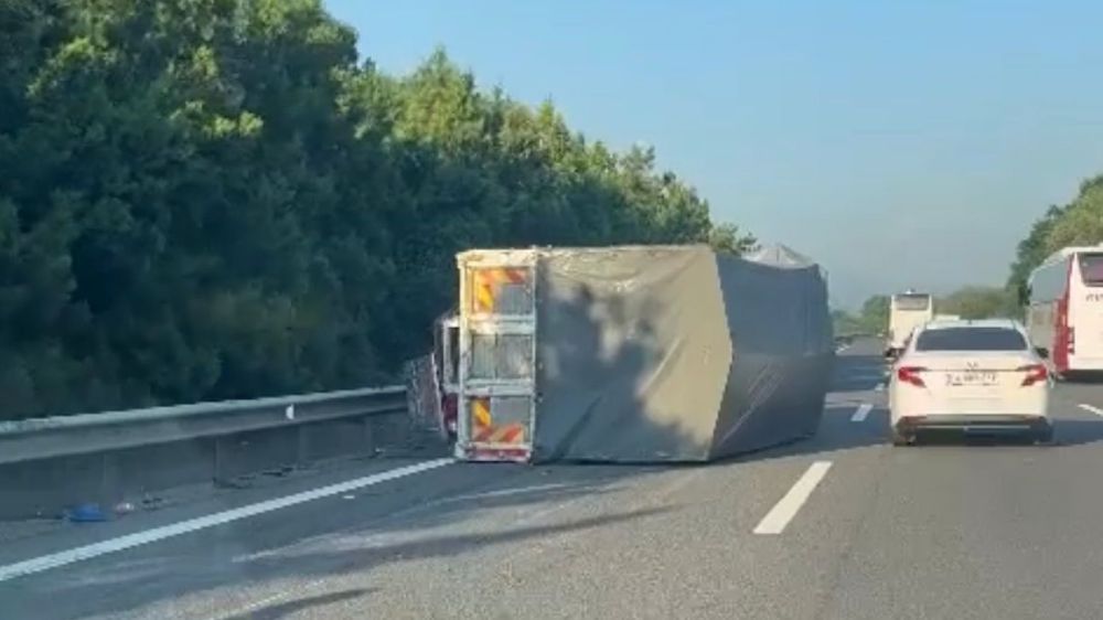 Düzce'de kamyon devrildi