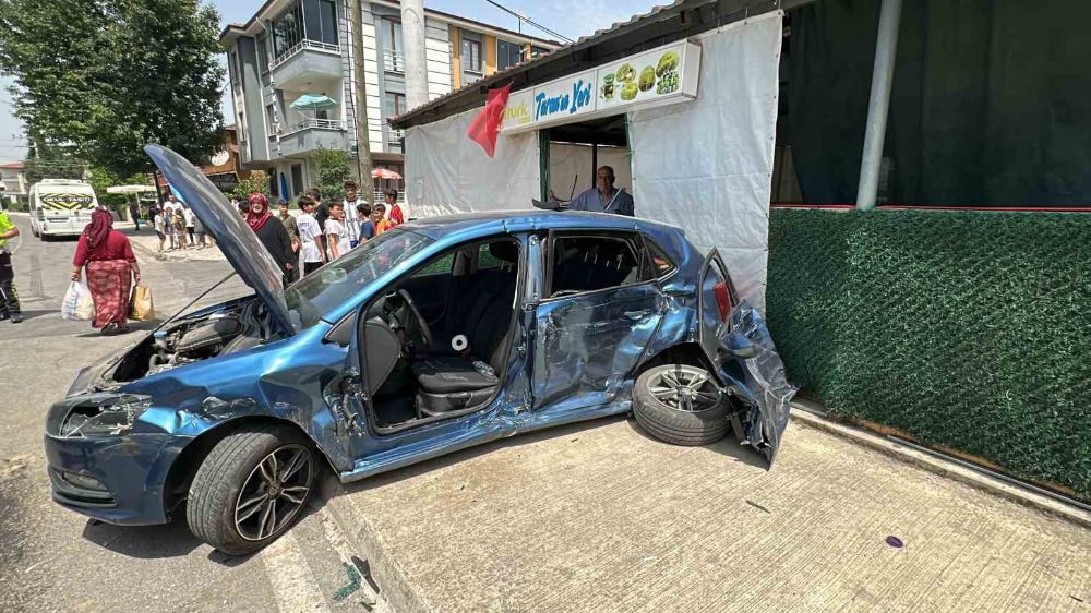 Düzce 'de minibüs ve otomobil kazası