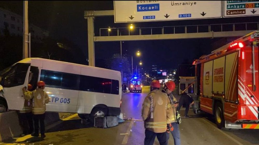 E5’te minibüs refüje çarptı