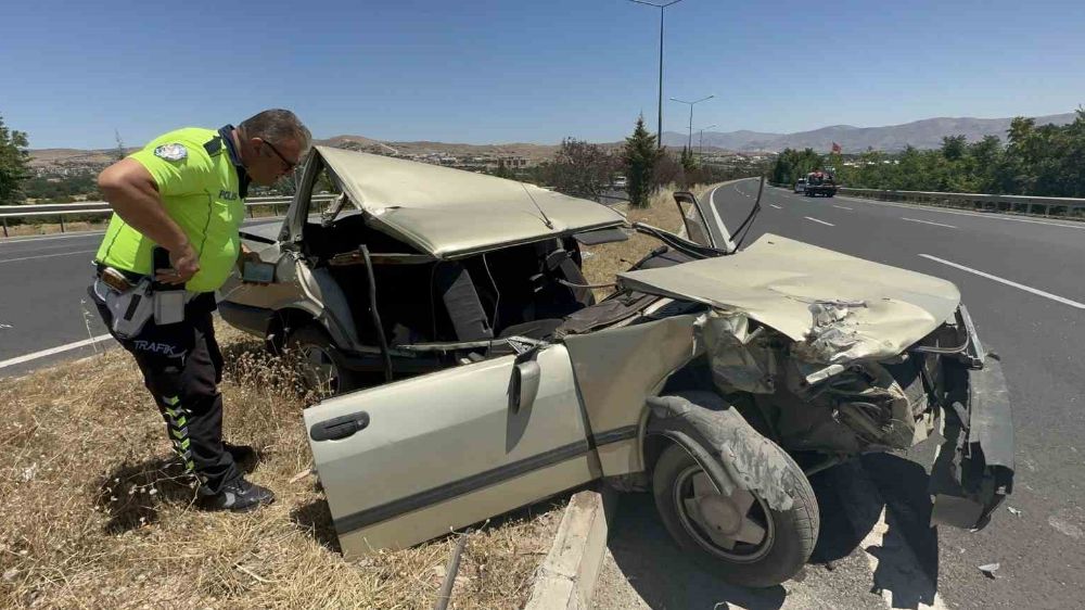 Elazığ'da kaza yapan araç kullanılmaz hale geldi