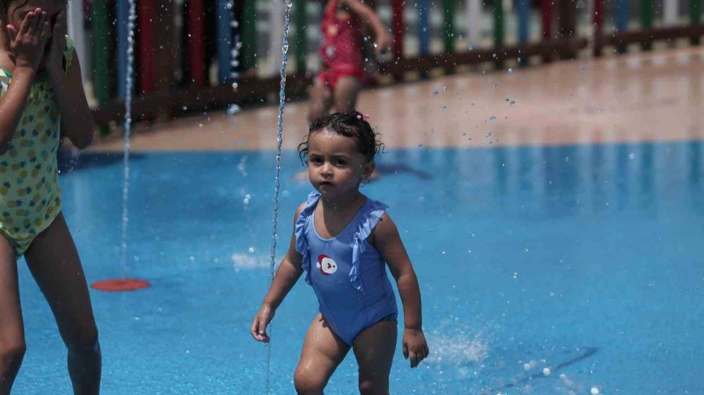 En Sıcak Günde Çocuklar Su Parkına Akın Etti 