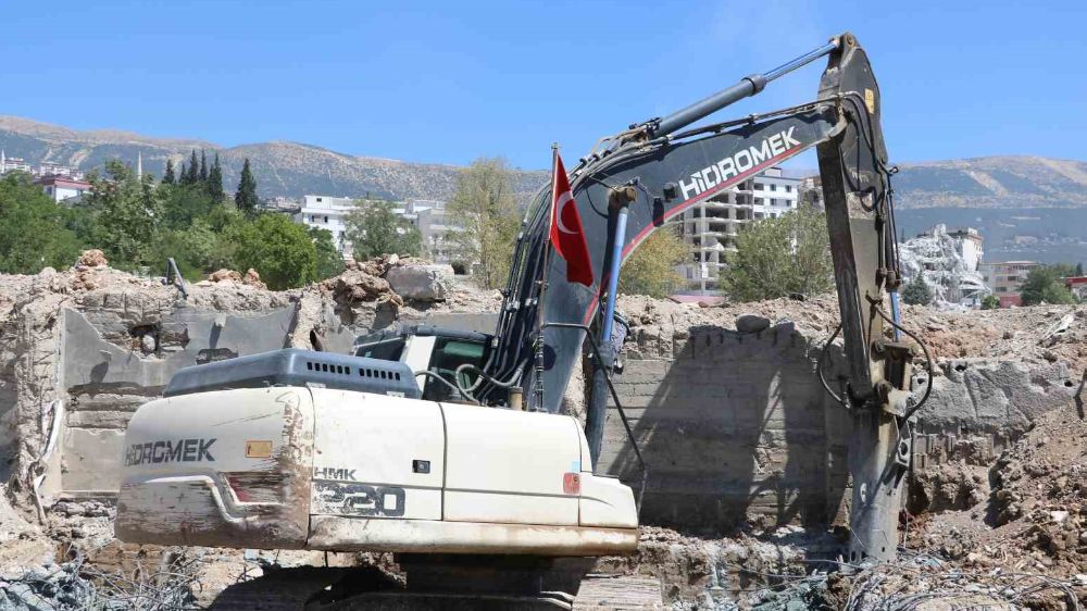 Enkazdan çıkardığı Türk bayrağını iş makinesinde dalgalandırıyor