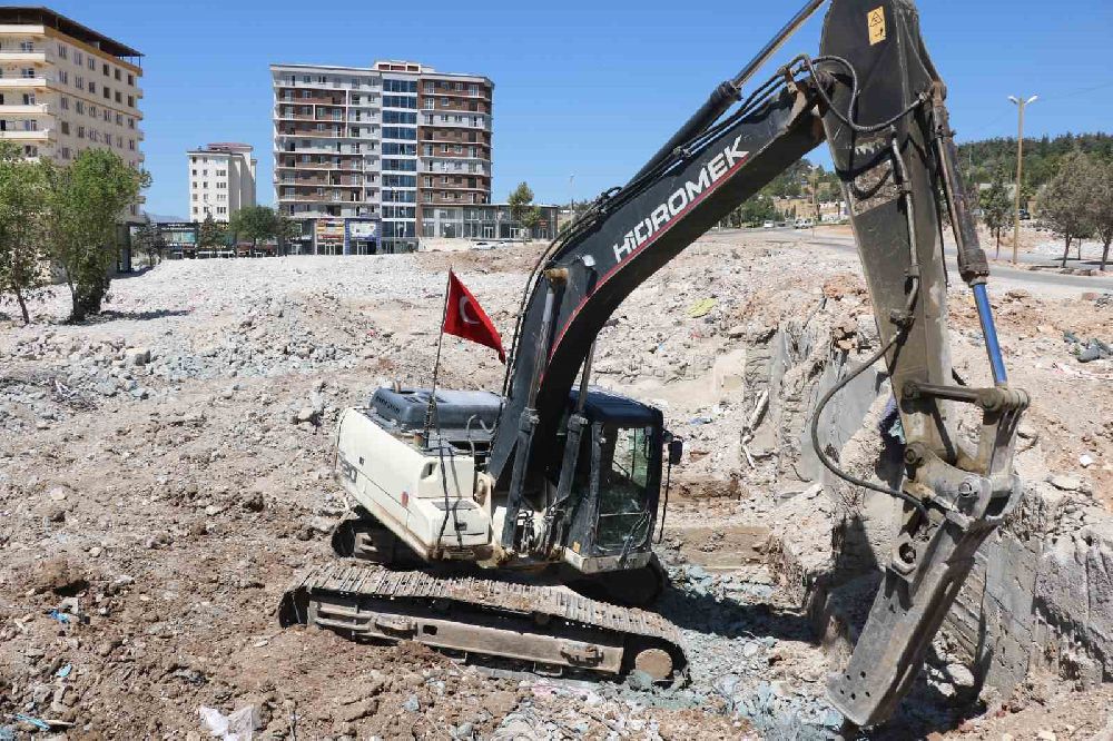 Enkazdan çıkardığı Türk bayrağını iş makinesinde dalgalandırıyor