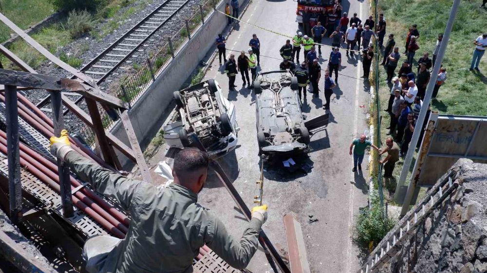 Erzurum’da iki araç köprüden uçtu