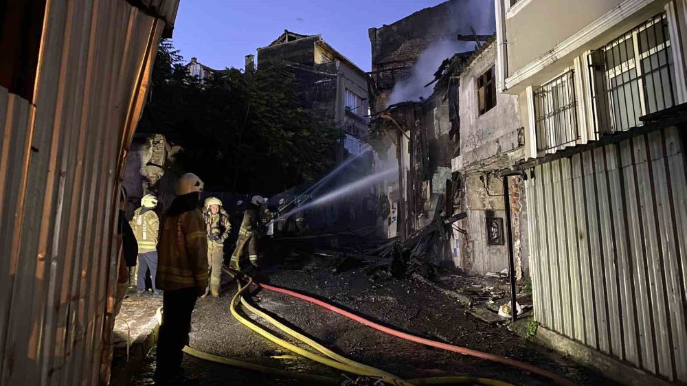 Fatih'teki 2 katlı binada çıkan yangın korkuya neden oldu