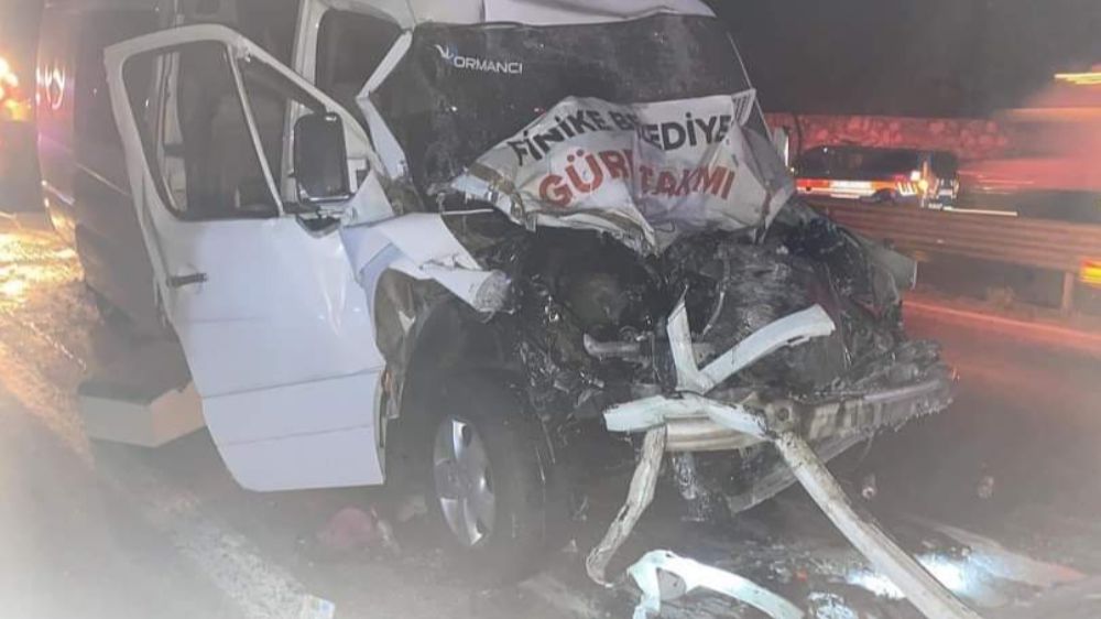 Finikeli Gürecileri Taşıyan Minibüs  kaza yaptı 9 sporcu yaralandı 