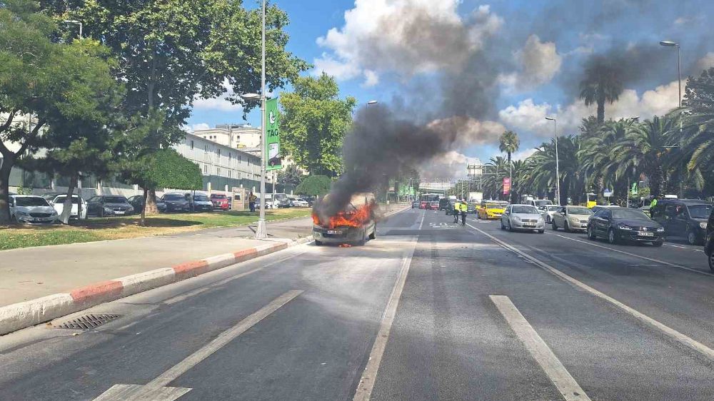 İstanbul'da  Hafif Ticari Araç Alev Alev Yandı