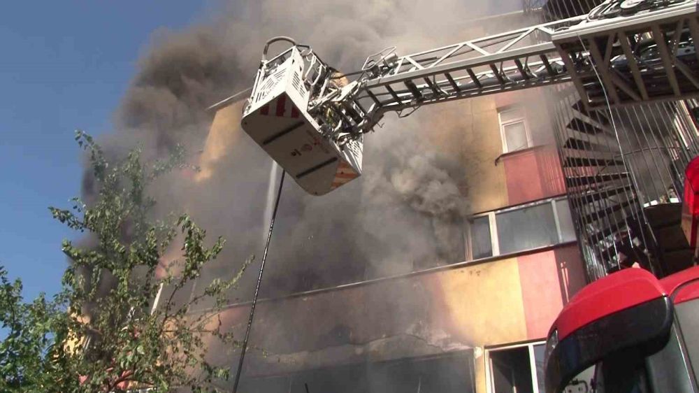 İstanbul'da iş yerinde çıkan yangın korkuttu