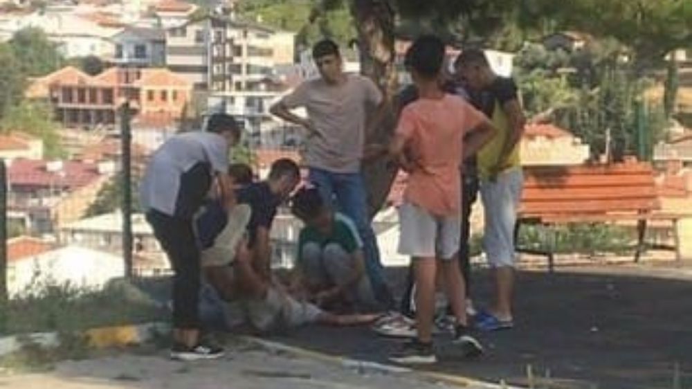 İzmir'de 17 yaşındaki genç parkta kalbinden bıçaklandı