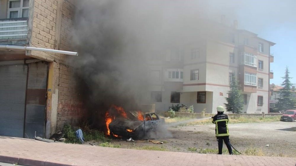Kayseri'de park halindeki araç cayır cayır yandı