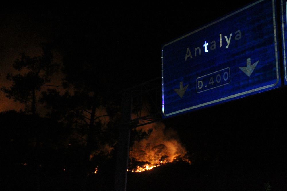 Kemer'de ekipler ve vatandaşlardan yangınla mücadele