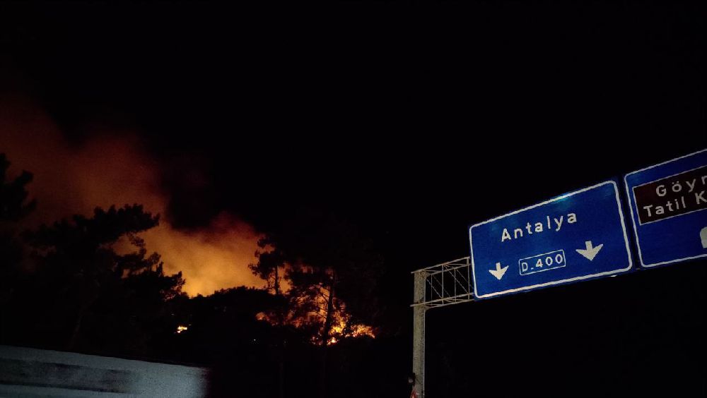 Kemer'de ekipler ve vatandaşlardan yangınla mücadele