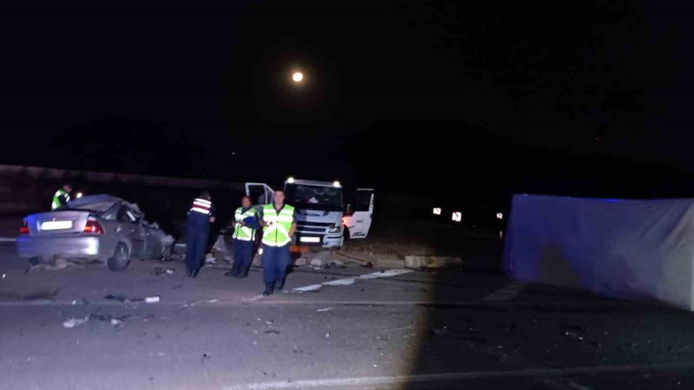 Kırşehir'de kamyonet ile otomobil çarpıştı 2 ölü 3 yaralı