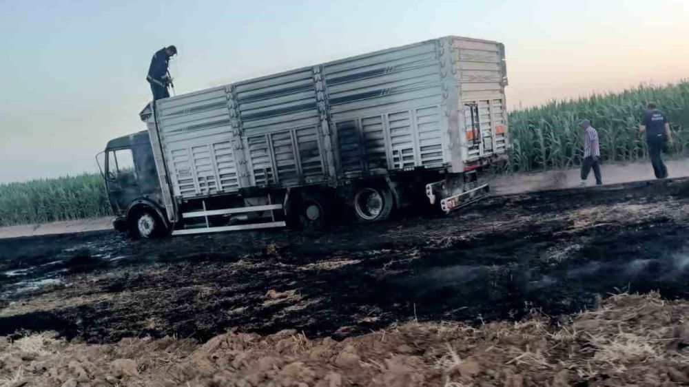 Konya'da buğday yüklü kamyon kül oldu